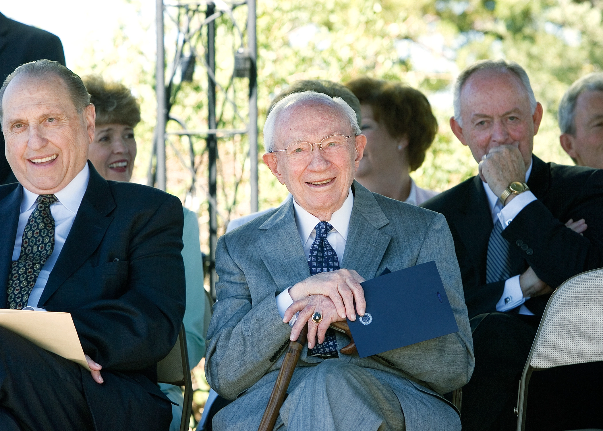 President Hinckley sits beside President Monson.