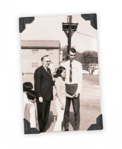 Yoong Jin (Bronsonin kanssa oikealla) tapaa vanhemman Gordon B. Hinkleyn keväällä 1968. Bronson loi Yoong Junille monia mahdollisuuksia, mukaan lukien hänen Lyman Blandingin perhe, Utah, josta Bronson oli kotoisin