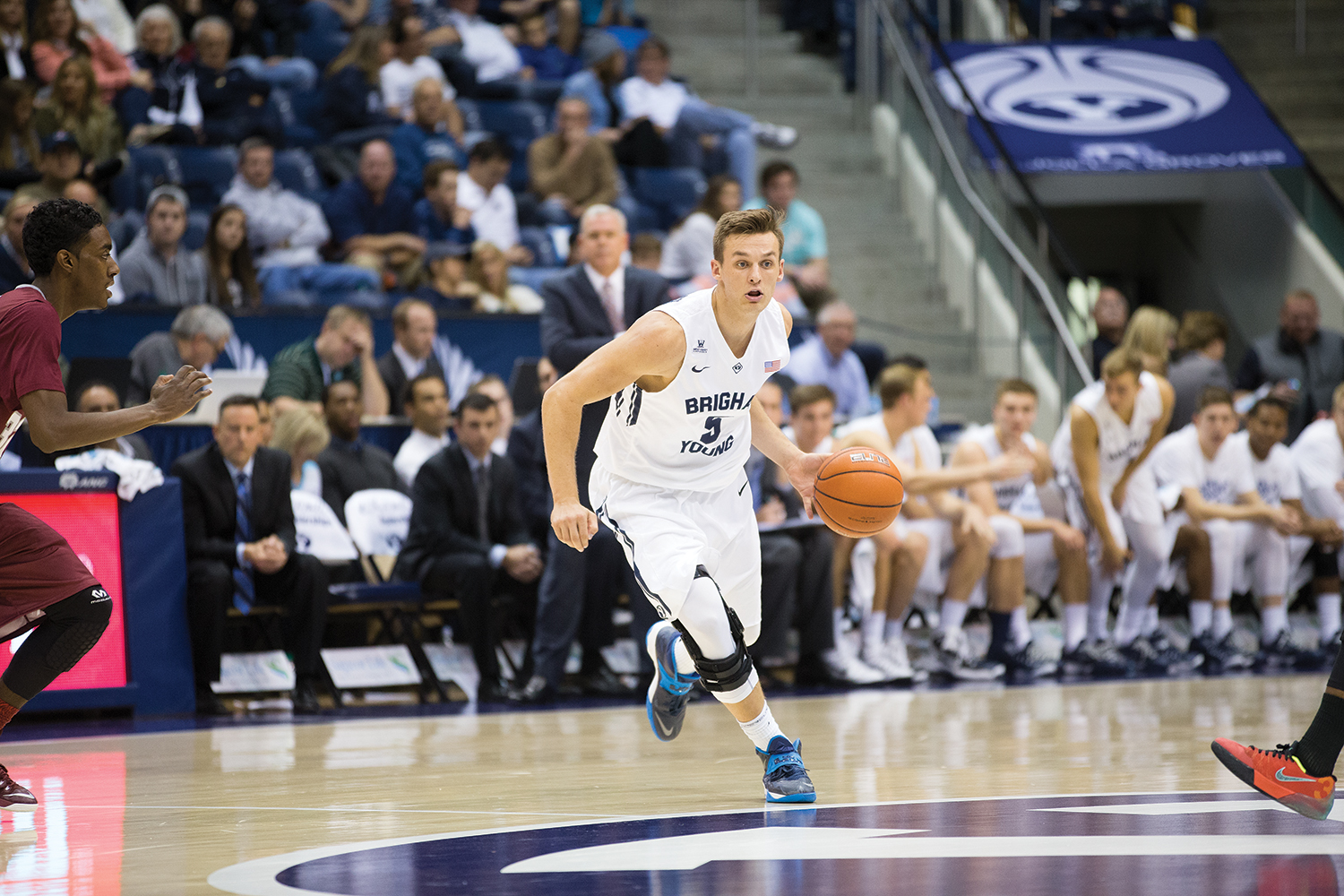 Kyle Collinsworth dribbling forward with the basketball in his hand.