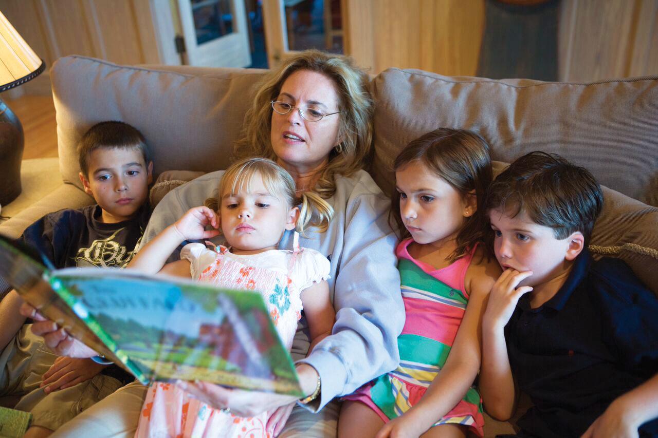 Ann Romney reads to grandchildren