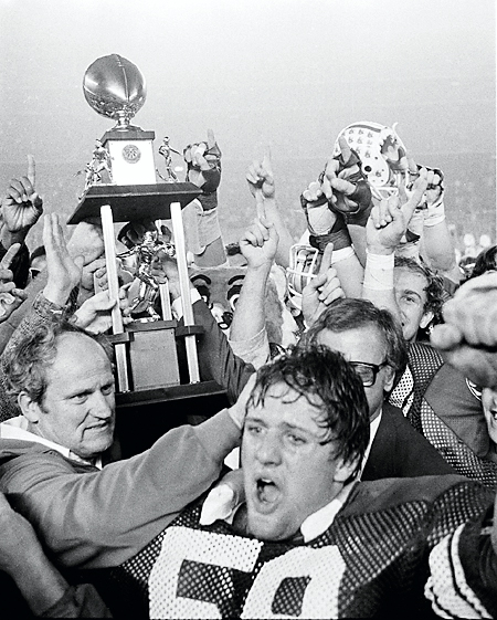LaVell and the team hold up the trophy