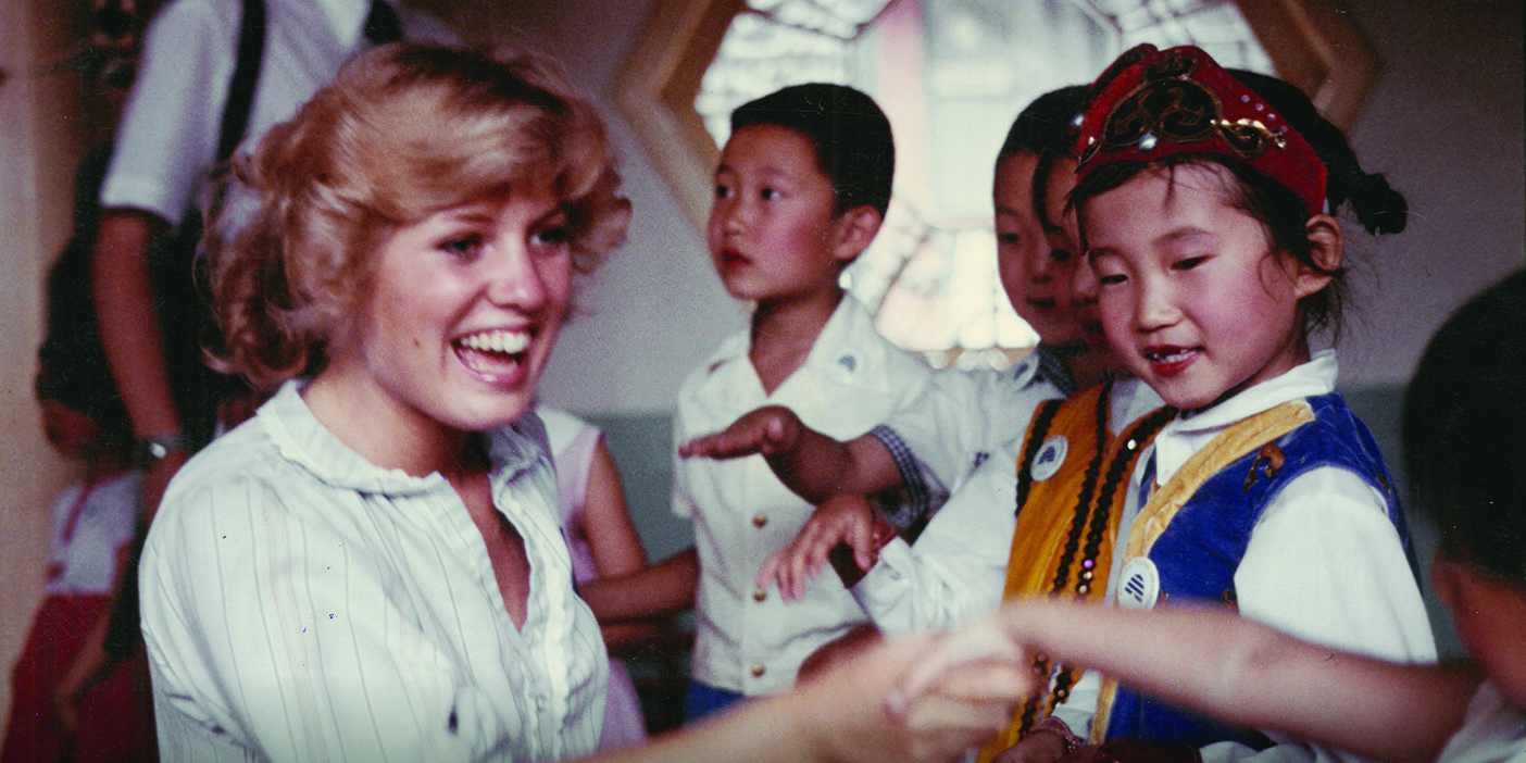 Cindi Sainsbury interacts with small Chinese children.