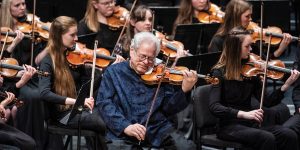 Violinist Itzhak Perlman performing with the BYU Philharmonic Orchestra in January 2020.