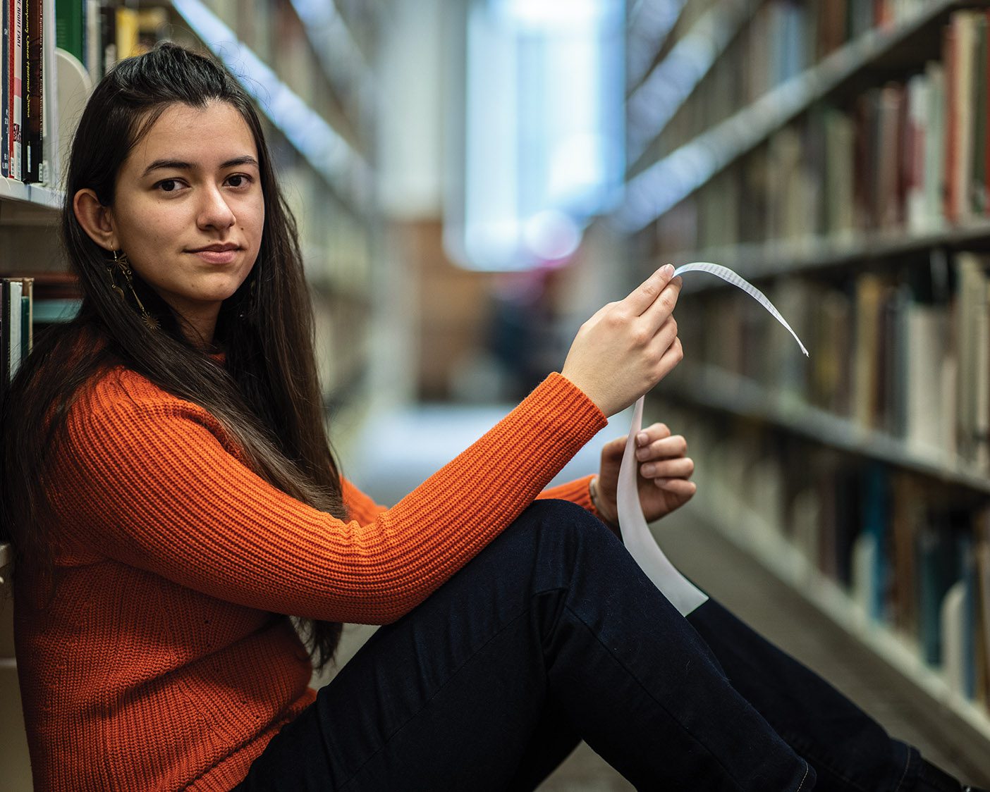 Kassandra Schreiber student portrait in library.