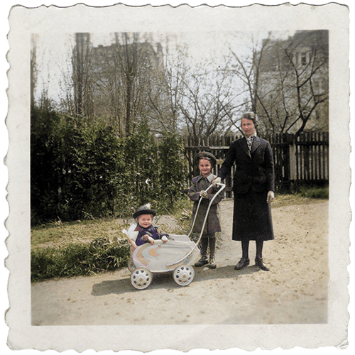 Erika Burton, when she was a little girl with her mother and younger sister.