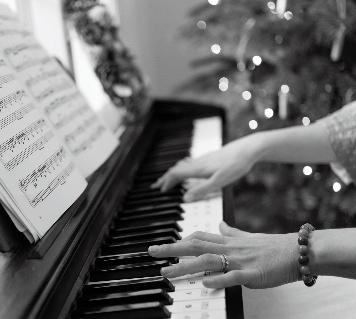 A pianist plays Christmas music at the piano